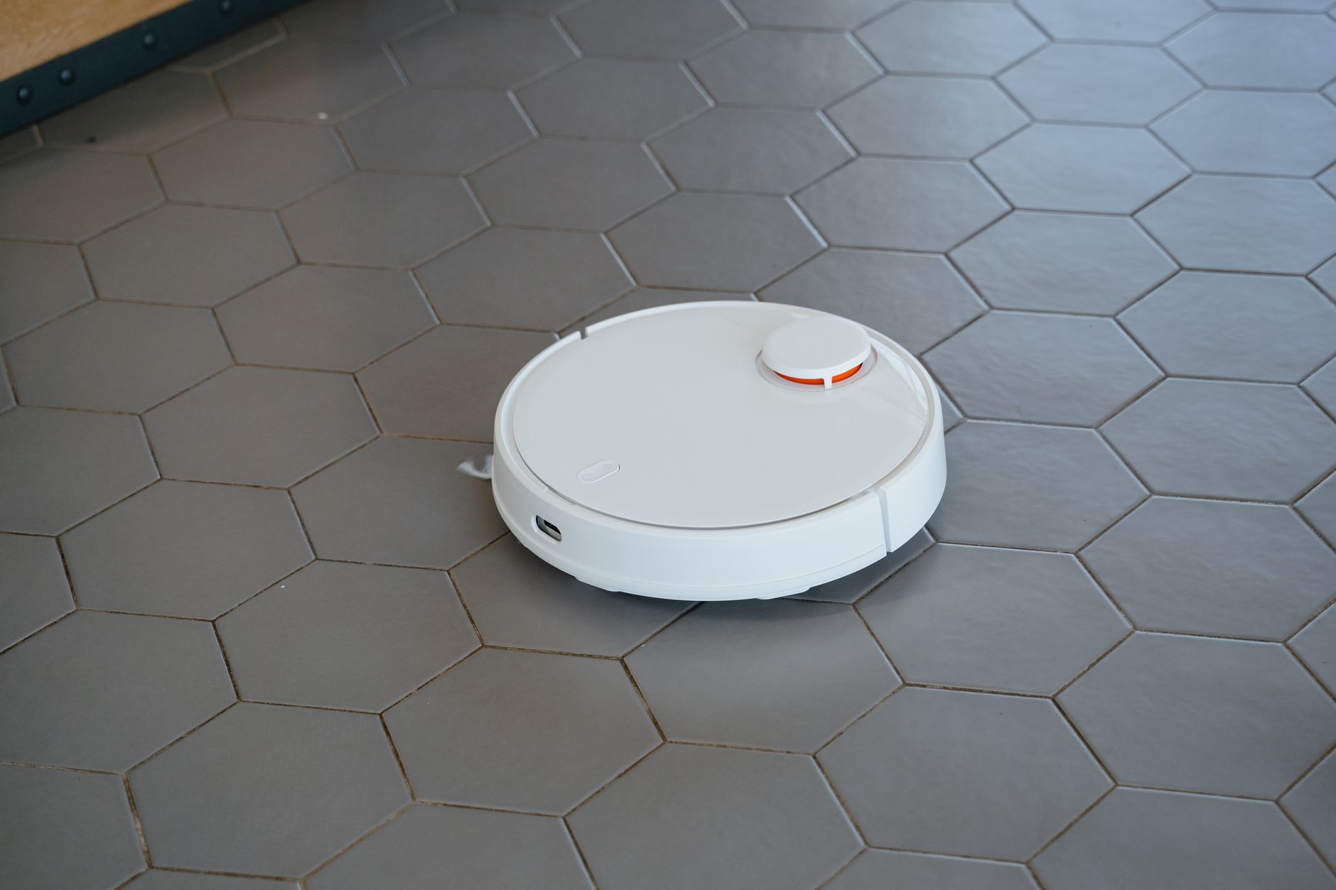 Premium lightweight apartment robot vacuum unit