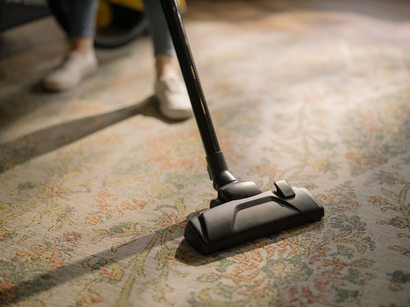 Robust household deep carpet automated scrubber vacuum
